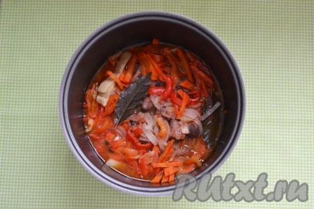 По вкусу всыпать соль, сахар и молотый душистый перец. Включить мультиварку на функцию "Тушение" на 30 минут.
