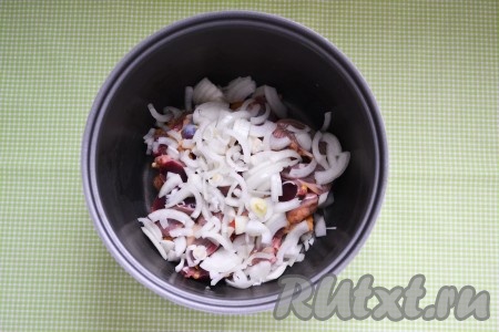 Лук очистить и нарезать тонкими полукольцами. Выложить в чашу. 