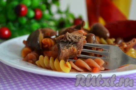 Очень вкусные куриные потроха, приготовленные в мультиварке, можно подать с отваренными макаронами.