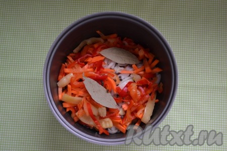 Выложить в чашу лавровые листы и черный перец горошком.