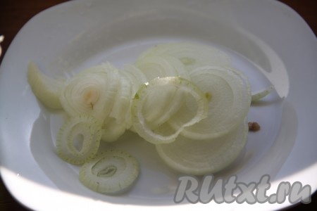 Лук нарезать колечками, лука можете брать даже больше, он идеально подходит к данному салату.
