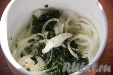 Отдельно смешать все ингредиенты для маринада: воду, уксус, масло, сахар, соль и перец. Добавить к маринаду&nbsp;мелко рубленную зелень и лук, перемешать и заняться&nbsp;дальше приготовлением салата.
