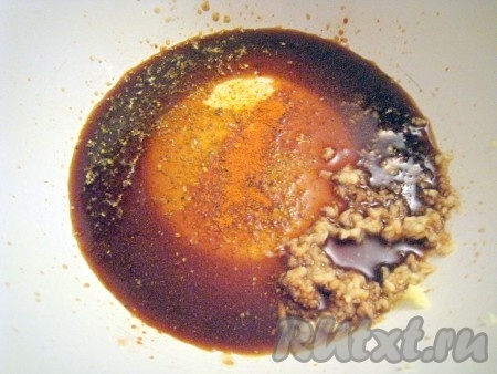 Для маринада соединить соевый соус, тёртый имбирь, карри и паприку.