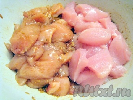 Куриные грудки нарезать на кусочки и поместить их на 15 минут в маринад.