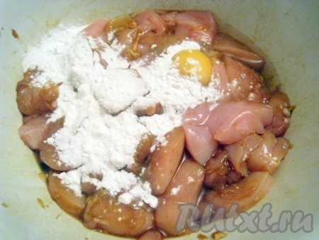 Потом к куриным грудкам добавить яйца (в идеале только белки... но можно и целые яйца) и крахмал, перемешать.