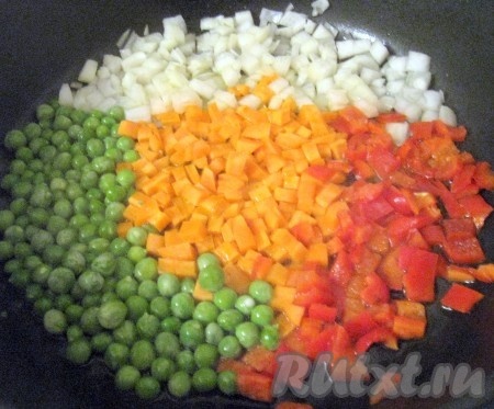 Пока кусочки куриных грудок маринуются, можно начать готовить овощи. Морковь, перец и лук порезать на кусочки и вместе с горошком положить на сковороду с растительным маслом, посолить, но каждый овощ сначала пусть обжаривается на своём участке сковороды.