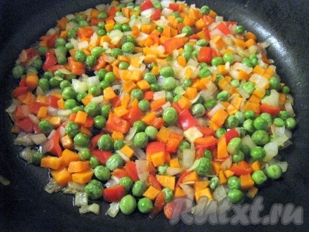 Когда овощи обжарятся, то перемешать и потушить их все вместе.