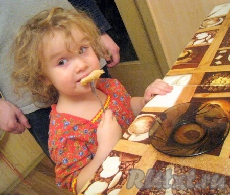 На аромат, распространяющийся из кухни, обязательно придет какой-нибудь дегустатор... Угостите его в рекламных целях и он побежит звать всех к столу!