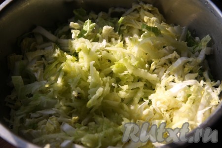 Яблоко (по желанию яблоко можно очистить от кожуры) натираем на крупной терке и добавляем к пекинской капусте. Перемешиваем получившийся салат, чтобы яблоко равномерно распределилось по капусте.