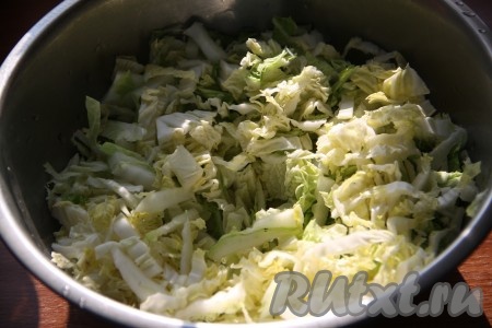 Пекинскую капусту шинкуем, солим, перчим по вкусу.
