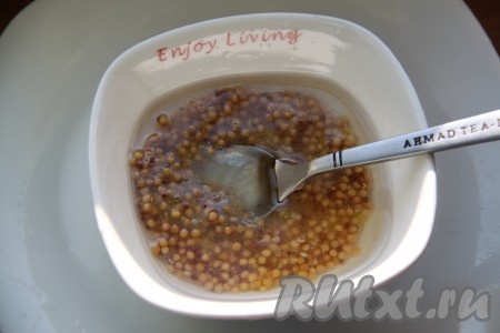 Для приготовления заправки смешиваем очищенный натертый свежий имбирь, горчицу, уксус, растительное масло и мед.
