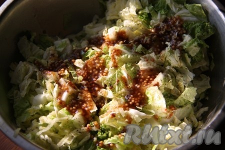 Добавляем в салат получившуюся заправку и перемешиваем.
