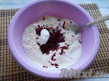 Сюда же добавить натертую свеклу и сметану.