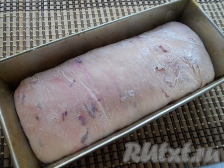 Подошедшее тесто выложить в смазанную растительным маслом форму для выпечки, накрыть пленкой и оставить еще минут на 40.
