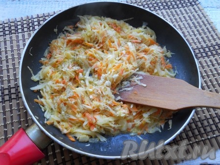 Накрыть сковороду крышкой и тушить капусту на медленном огне около 5 минут. Готовую капусту посыпать сушеным укропом, добавить измельченный чеснок, перемешать. Подержать на огне еще 1 минуту.