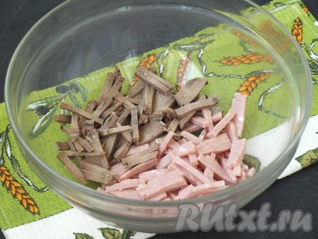 Брусочками нарезать язык и ветчину, сложить в салатник.
