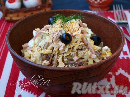 Вкусный и сытный салат с ветчиной и языком подать к столу, переложив в подходящий салатник, при желании, украсив (я украсила маслинами и зеленью).
