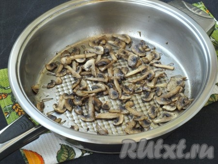 Свежие шампиньоны нарезать пластинками и обжарить на подсолнечном масле до золотистого цвета, периодически помешивая.
