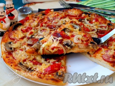 Горячую пиццу с колбасой и шампиньонами подавать сразу, разрезая на желаемые кусочки.