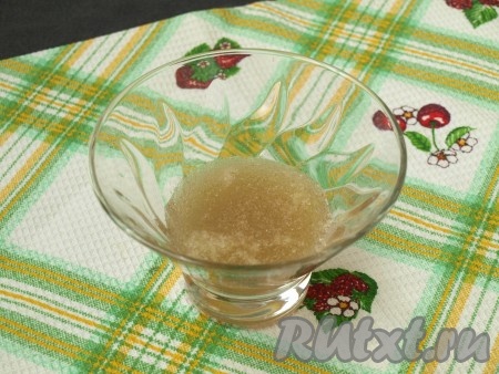 Желатин поместить в подходящую ёмкость, залить 50 мл холодной воды, перемешать и оставить на 30-40 минут.