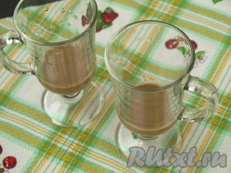 В стаканы налить по 3 столовые ложки кофейной смеси или, если хотите, можно первым слоем сделать молочную смесь. Поставить стаканы в холодильник и дать желе застыть. На это уйдёт 20-30 минут, следующие слои застывают быстрее.
