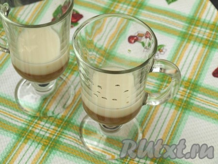 Когда кофейный слой застынет, налить сверху 3 столовые ложки молочной смеси и снова поставить стаканы в холодильник. Далее толщину слоёв нужно регулировать зрительно, так как стаканы к верху расширяются и наливать нужно больше, чем 3 столовые ложки.
