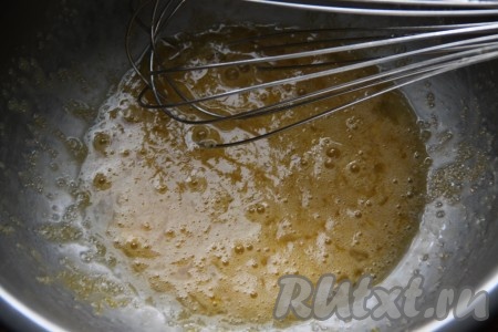 Яйца взбить с сахаром и ванильным сахаром.