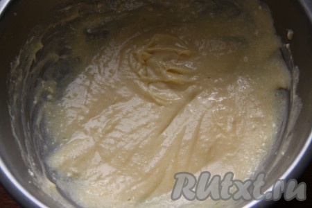 Добавить сливочное масло комнатной температуры и тщательно взбить до получения однородной массы.
