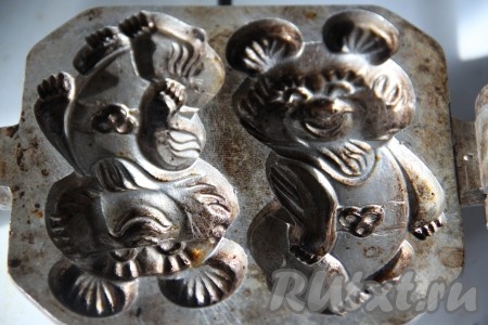 Форму для мишек нагреваем около 10-15 минут на огне и смазываем растительным маслом.