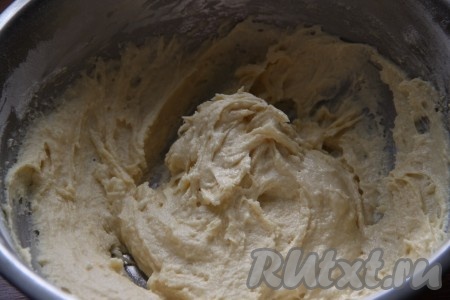 Дальше добавить сметану, соль, соду, уксус и муку, перемешать и наше тесто готово. Тесто получается густым и не должно стекать с ложки.