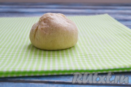 Скрепленные края теста соединить между собой вверху, формируя шарик.
