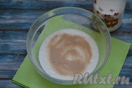 В теплый кефир всыпать дрожжи и 1 столовую ложку сахара. 