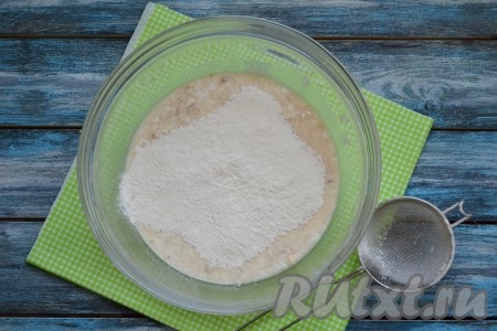 Добавить 3 столовые ложки просеянной муки. 