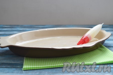 Керамическую форму для выпекания смазать подсолнечным маслом. 