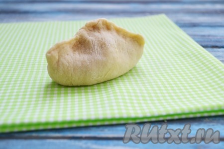 Тщательно защипать края.