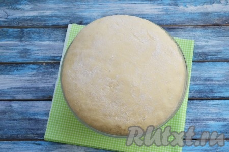 Когда тесто вырастет в два раза - можно приступать к лепке булок. 