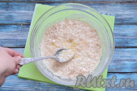 В готовую опару добавить яично-масляную массу, перемешать.
