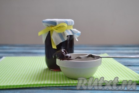 В качестве начинки для булочек я использовала сливово-шоколадный джем. Он очень сладкий и густой.
