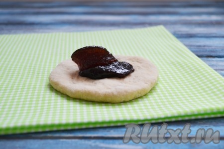 В центр каждой лепешки выложить 1 столовую ложку джема.
