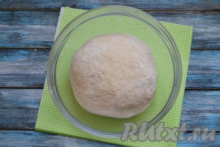 Замесить мягкое, нежное и не липнущее к рукам тесто. Накрыть миску салфеткой и оставить в теплом месте для подхода. Это может занять от часа до двух.