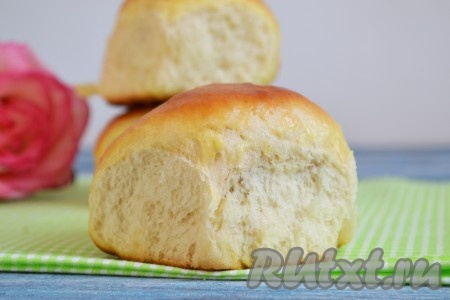 Воздушные и нежные булочки с джемом, испеченные по этому рецепту, - превосходное дополнение к чаю, кофе или молоку.
