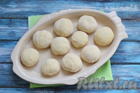 Выложить в форму все заготовки булочек швом вниз и оставить на 15-20 минут для расстойки (за это время булочки увеличатся в объёме).
