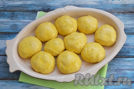 Затем одно куриное яйцо взбить с помощью вилки и смазать им поверхность всех булочек.
