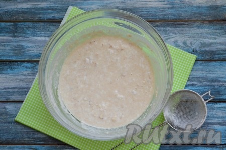 Перемешать всю массу, накрыть салфеткой и оставить в теплом месте на 15-20 минут для созревания дрожжевой опары (дрожжи должны за это время "ожить").
