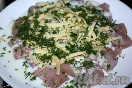 Соединить куриное филе, кефир, 1/3 от натертого сыра, чеснок, укроп, соль и специи, перемешать.