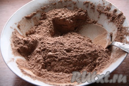 Отдельно соединить какао и муку.
