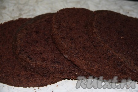 Бисквит разрезать на коржи. Вы можете разрезать на любое количество коржей. Я разрезала бисквит на 4 части, но можно разрезать на 3, 5 или 6 коржей.