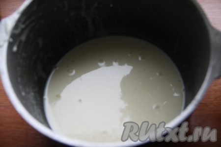 Для приготовления крема смешать сгущенное молоко с водой и сахаром, отправить на огонь. Довести массу до кипения, помешивая, на среднем огне.
