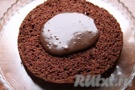 Каждый корж смазать кремом. Таким образом собрать весь шоколадный торт "Маркиз".
