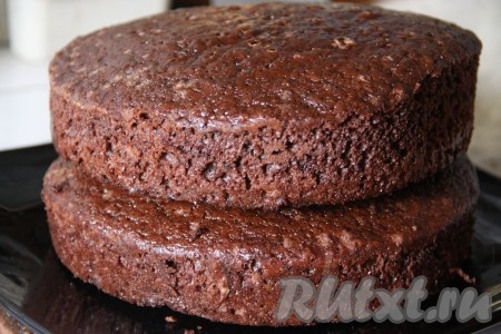 Для приготовления торта "Маркиз" нужно смешать все сухие ингредиенты: муку, сахар, ванильный сахар, какао, соль и соду. Отдельно соединить молоко, яйца, растительное масло, остывшее растопленное сливочное масло и, хорошо перемешав, вылить в сухие ингредиенты, перемешать до однородности (слишком долго перемешивать не нужно - достаточно довести до однородности). В полученное тесто, непосредственно перед выпеканием, добавить уксус, перемешать. Тесто по консистенции будет напоминать густую сметану. Тесто сразу переложить в смазанную маслом форму и отправить в разогретую духовку. Выпекать около 40 минут при температуре 180 градусов. Я использовала форму диаметром 22 см, бисквит получился высоким и пышным. Так как у меня форма с низкими бортиками, я разделила тесто на две равные части и испекла одновременно в двух формах. Готовый бисквит остудить, упаковать в пакет и отправить на ночь в холодильник. Так бисквит станет более податливым, влага с серединки распределится по всему бисквиту и он станет влажным, не рассыпчатым и плотным.